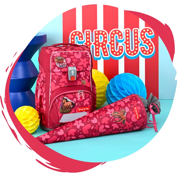 Ein Schulranzen und eine Schultüte vor dem Schriftzug CIRCUS
